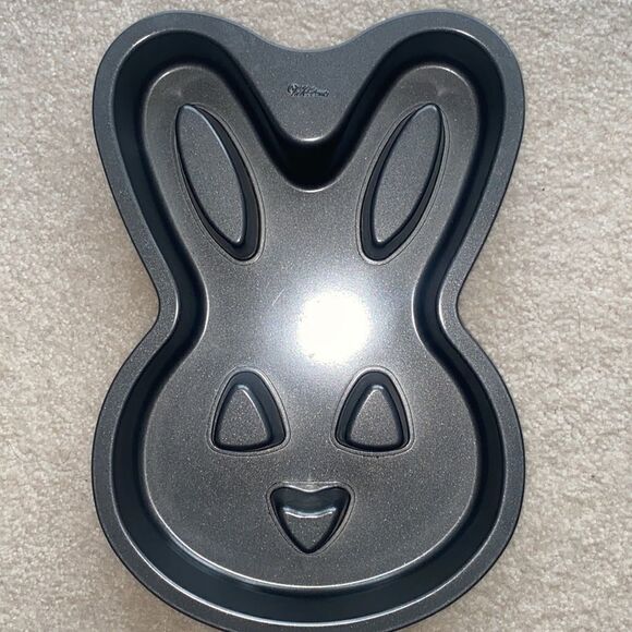 Wilton 🐰 “Easter Bunny” Tube Cake Pan! - Picture 2 of 4